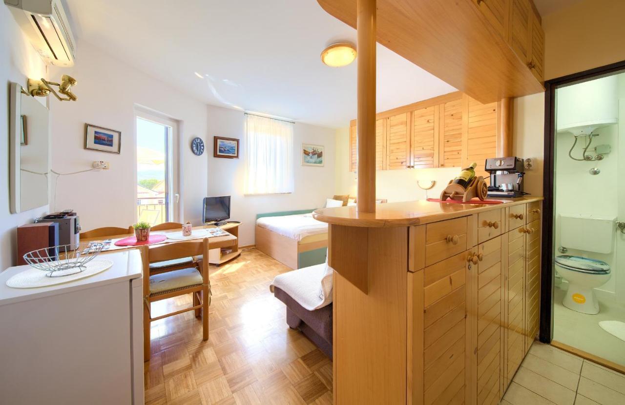 Studio Apartment Vesna Кърк Екстериор снимка