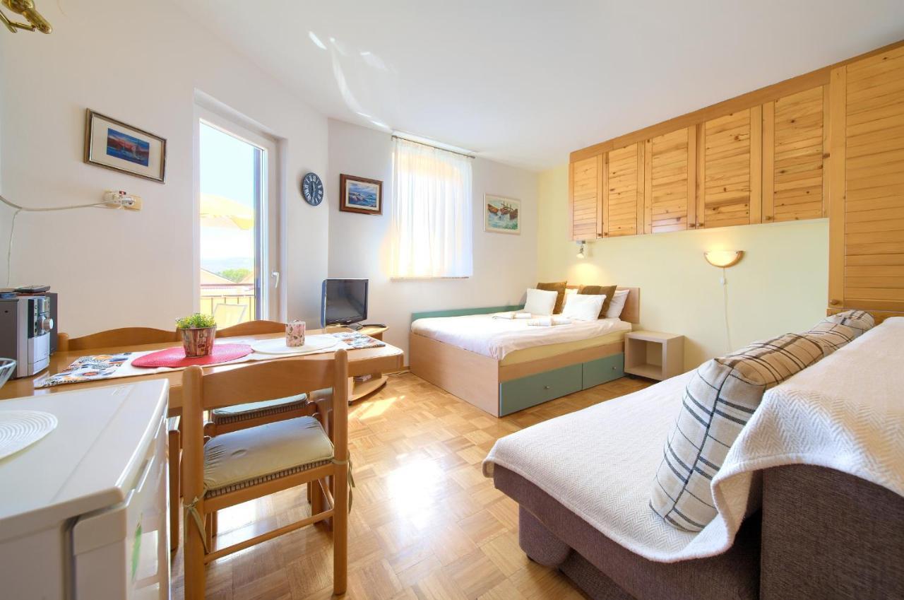 Studio Apartment Vesna Кърк Екстериор снимка